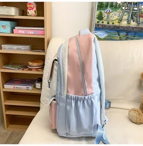 Seitenansicht Detail des pastellfarbenen Rucksacks mit mehreren Taschen für Studenten.