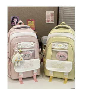 Detailansicht des niedlichen Studenten-Rucksacks mit transparenter Tasche und Anhängern.