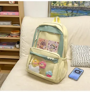 Vue détaillée du sac à dos ita transparent de style japonais en jaune pastel et vert menthe.