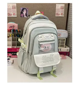 Detailansicht des niedlichen Studentenrucksacks mit vielen Taschen und sanftem Ton.