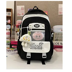 Schwarzer und weißer Rucksack mit großer Kapazität und süßem Plüschanhänger für Schüler.