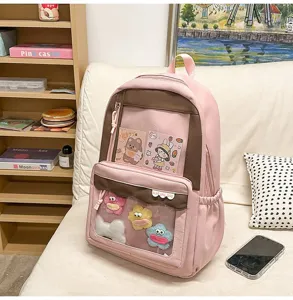 Vue détaillée du sac à dos ita rose avec fenêtre transparente et jolies cartes décoratives.