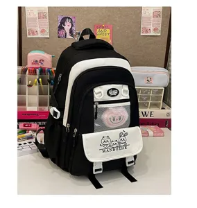 Detailansicht des schwarzweißen Studentenrucksacks mit niedlichen Tierdrucken und Vordertasche.