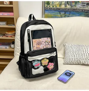 Vue détaillée du sac à dos ita noir et blanc avec poches à fenêtres transparentes pour épingles.