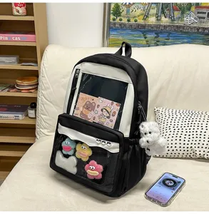 Vue détaillée du sac à dos Ita japonais transparent avec fenêtre transparente et pendentifs en peluche.