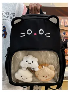 Vista dettagliata dello zaino gatto nero con finestra trasparente e simpatici peluche dentro.