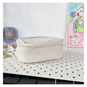 Μικρή τετραγωνισμένη λευκή τσάντα χιαστί Ita Bag με διαφανές παράθυρο για κούκλες