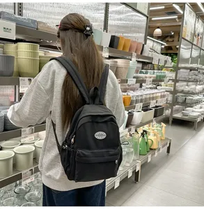 Kleiner schwarzer Damen Rucksack, lässiger Freizeit- und Schultagesrucksack mit vielen Fächern.
