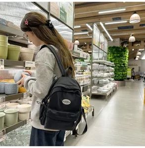 Schwarzer Mini-Rucksack für Damen, koreanischer Stil, lässige Schultasche für Pendeln und Einkaufen.