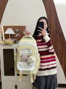 Rucksack Detail mit vielen Fächern, weicher gelber Farbe und großem Stauraum für Schüler.