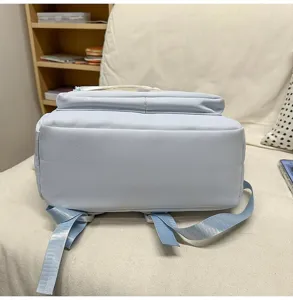 Détails du fond et des bretelles de sac à dos décontracté bleu clair, style japonais minimaliste.
