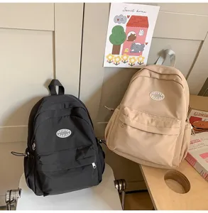 Lässiger minimalistischer Mini-Rucksack für Damen, stilvoller Campus-Schulranzen Alltag.