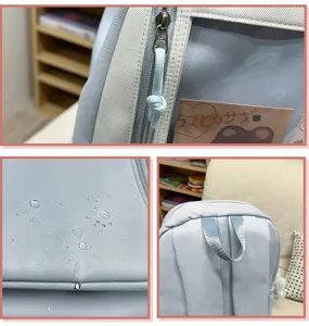 Détail de sac à dos ita transparent japonais montrant tissu étanche et poche zippée claire.