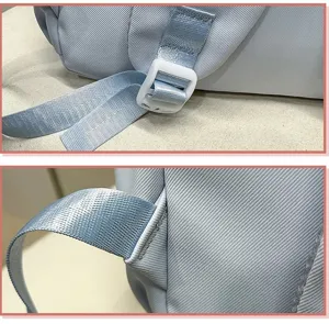 Gros plan détaillé de la sangle de sac à dos bleu clair et de la boucle en plastique robuste.