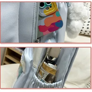 Détail de la poche latérale du sac à dos montrant la capacité et le tissu durable.