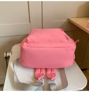 Rosa Mini Rucksack Detailansicht, kleiner Freizeitreucksack mit grauen Gurten, kompakte Tasche.