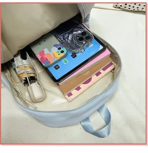 Gros plan sur l'intérieur du sac à dos montrant un espace de rangement spacieux.