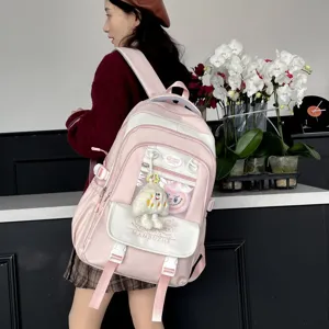 Detailaufnahme eines rosa Studentenrucksacks mit Fronttasche und niedlichem Plüschanhänger.