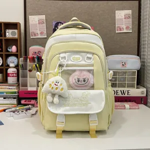 Detailaufnahme des süßen ästhetischen Schulrucksacks in Gelb und Weiß mit niedlicher Stickerei.