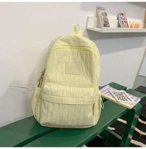 Πλισέ casual σχολικό σακίδιο για γυναίκες, λεπτομέρεια κίτρινου ταξιδιωτικού σακιδίου.