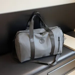 Grand sac de voyage gris, sac de sport multifonctionnel de fitness pour femmes.