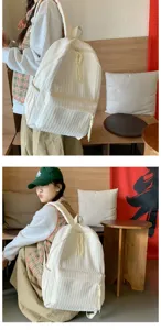 Vue détaillée du sac à dos décontracté en toile texturée crème dans un café chaleureux.