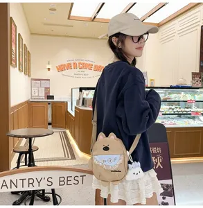 Vue détaillée du sac bandoulière chiot mignon avec pendentif en peluche au quotidien.