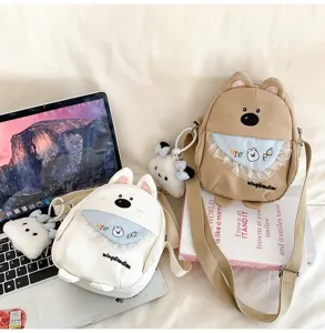 Vue détaillée du sac bandoulière mignon chiot dessin animé avec bavoir et pendentif.