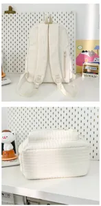 Vue détaillée du sac à dos beige pour étudiants avec bretelles robustes et spacieuses.