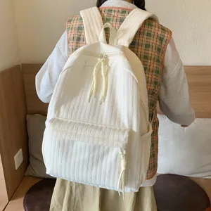 Sac à dos d'école décontracté plissé blanc vue détaillée avec bretelles et fermeture éclair