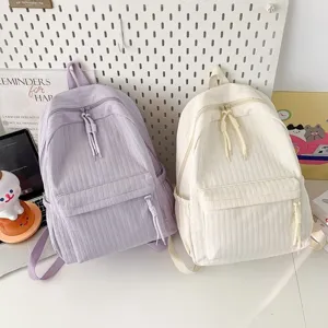 Vue détaillée du joli sac à dos de grande capacité pour étudiants, sac d'école pour les voyages.
