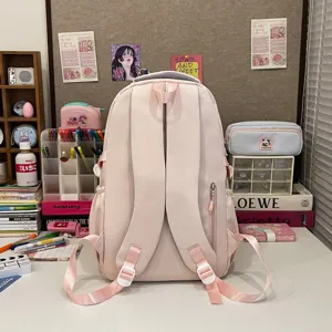 Detailansicht einer rosa Studentenrucksack in einer niedlichen Schreibtischumgebung.