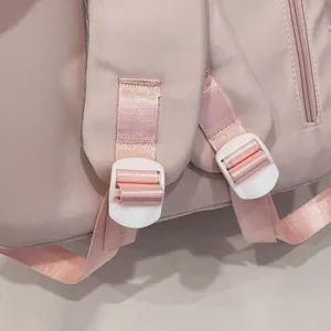 Rosa Rucksack Gurt und Versteller Schnalle Detail Nahaufnahme feine Verarbeitung.