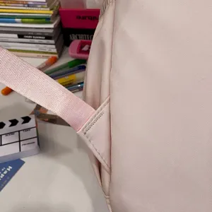 Rosa Schülerrucksack Schultergurt Detailansicht, langlebige Nähte und frisches Design.