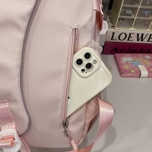 Rosa Studentenrucksack Detail mit seitlicher Reißverschlusstasche und großem Stauraum.