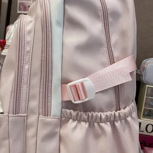 Rosa Rucksack Seitendetail mit robustem Reißverschluss, Seitentasche und verstellbarer Schnalle.