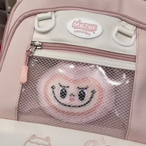 Süßer rosa weißer Ita Rucksack Detailansicht mit Klarsichttasche und gesticktem Herz.