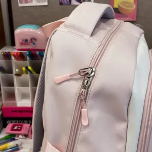 Lässiger Schüler-Schulrucksack Detailansicht, großer Canvas-Tagesrucksack in Hellrosa.