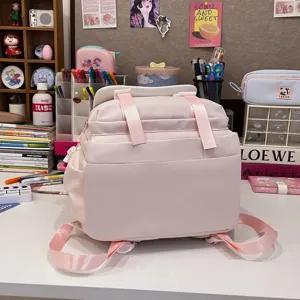 Detailansicht des rosa Studentenrucksacks mit grossem Fassungsvermoegen und Riemen.