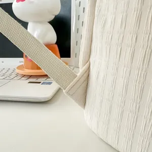 Sac à dos beige détail, tissu texturé, sangle en toile, cartable élégant pour étudiant.