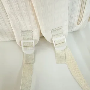 Vue détaillée des bretelles réglables et des boucles d'un sac à dos léger pour étudiant.