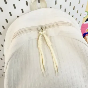 Détail de sac à dos d'étudiant blanc minimaliste, cartable décontracté avec fermetures.