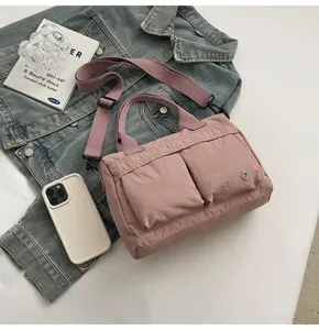 Ροζ νάιλον τσάντα χιαστί λεπτομέρεια, casual γυναικεία τσάντα ώμου με μπροστινές τσέπες.