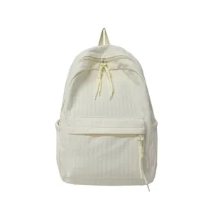 Sac à dos minimaliste blanc cassé pour l'école et les voyages avec un grand espace de rangement.