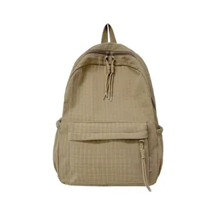 Sac à dos décontracté pour étudiants avec grande capacité et tissu texturé pour les voyages.
