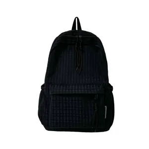 Vue détaillée de sac à dos en velours côtelé noir, cartable décontracté avec poche avant.
