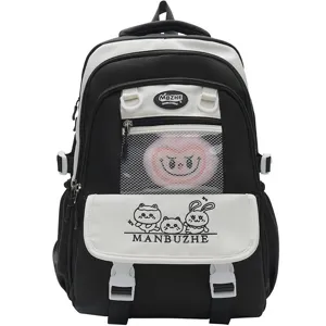 Detailansicht des süßen schwarz-weißen Studenten-Rucksacks mit Netztasche und Anhänger.