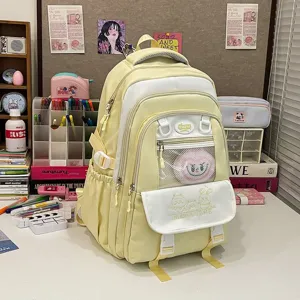 Detailansicht des gelben Canvas-Schulrucksacks mit Sichtfenster für Studenten und Alltag.