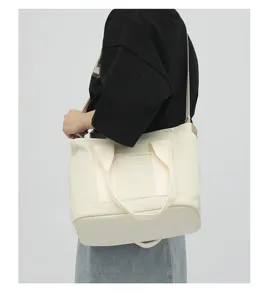 Λεπτομερής όψη της casual off-white καμβά τσάντας ώμου, με ανθεκτικά λουριά και ύφασμα.