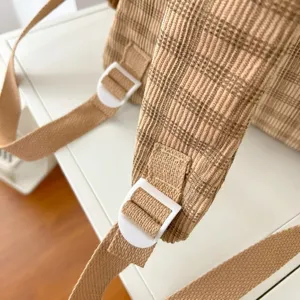 Λεπτομερής άποψη του ιμάντα ώμου σακιδίου από κορχουρόι με ανθεκτική αγκράφα ρύθμισης.